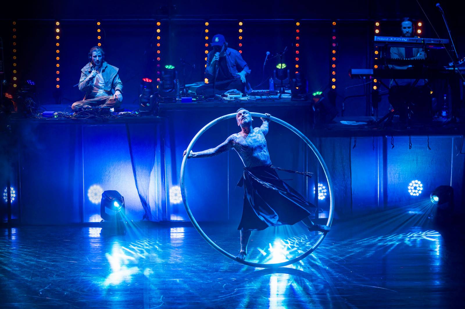 Dan Bárta, Endru a Jen Hovorka kouzlili v Branickém divadle. Doprovodili je akrobaté z Losers Cirque Company