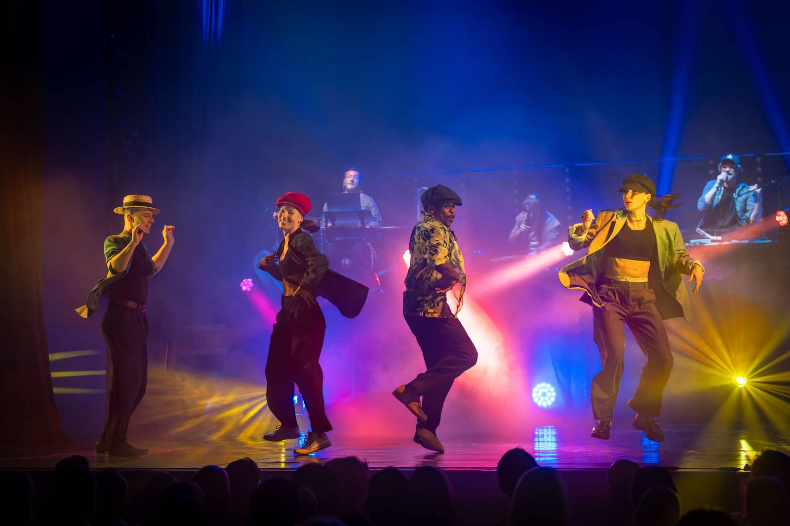 Dan Bárta, Endru a Jen Hovorka kouzlili v Branickém divadle. Doprovodili je akrobaté z Losers Cirque Company