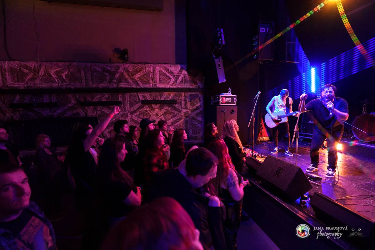 Imodium rozezpívalo Plzeň, doprovodila ho tříčlenná parta Anteater