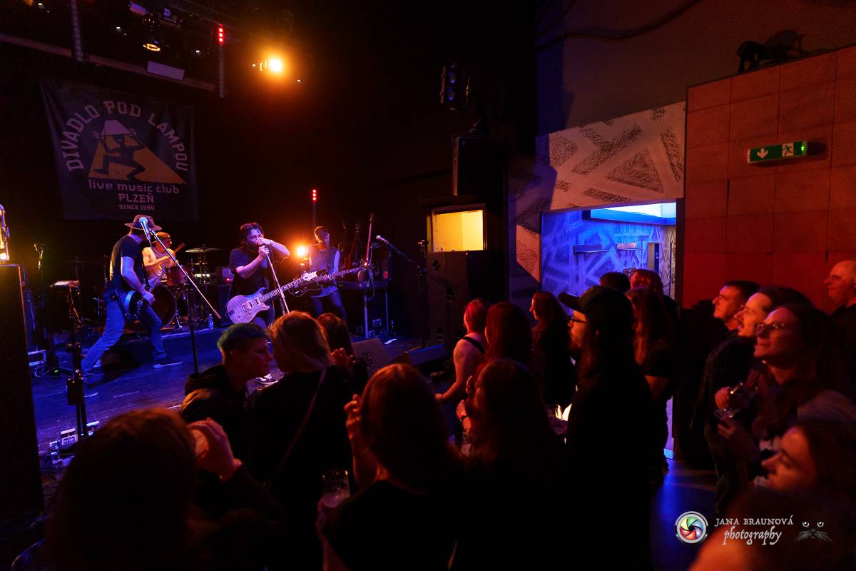 Imodium rozezpívalo Plzeň, doprovodila ho tříčlenná parta Anteater
