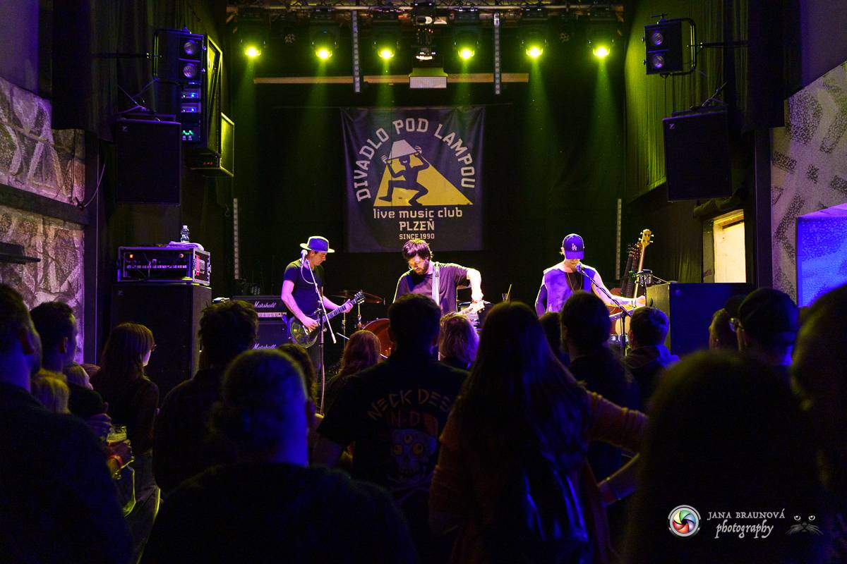 Imodium rozezpívalo Plzeň, doprovodila ho tříčlenná parta Anteater