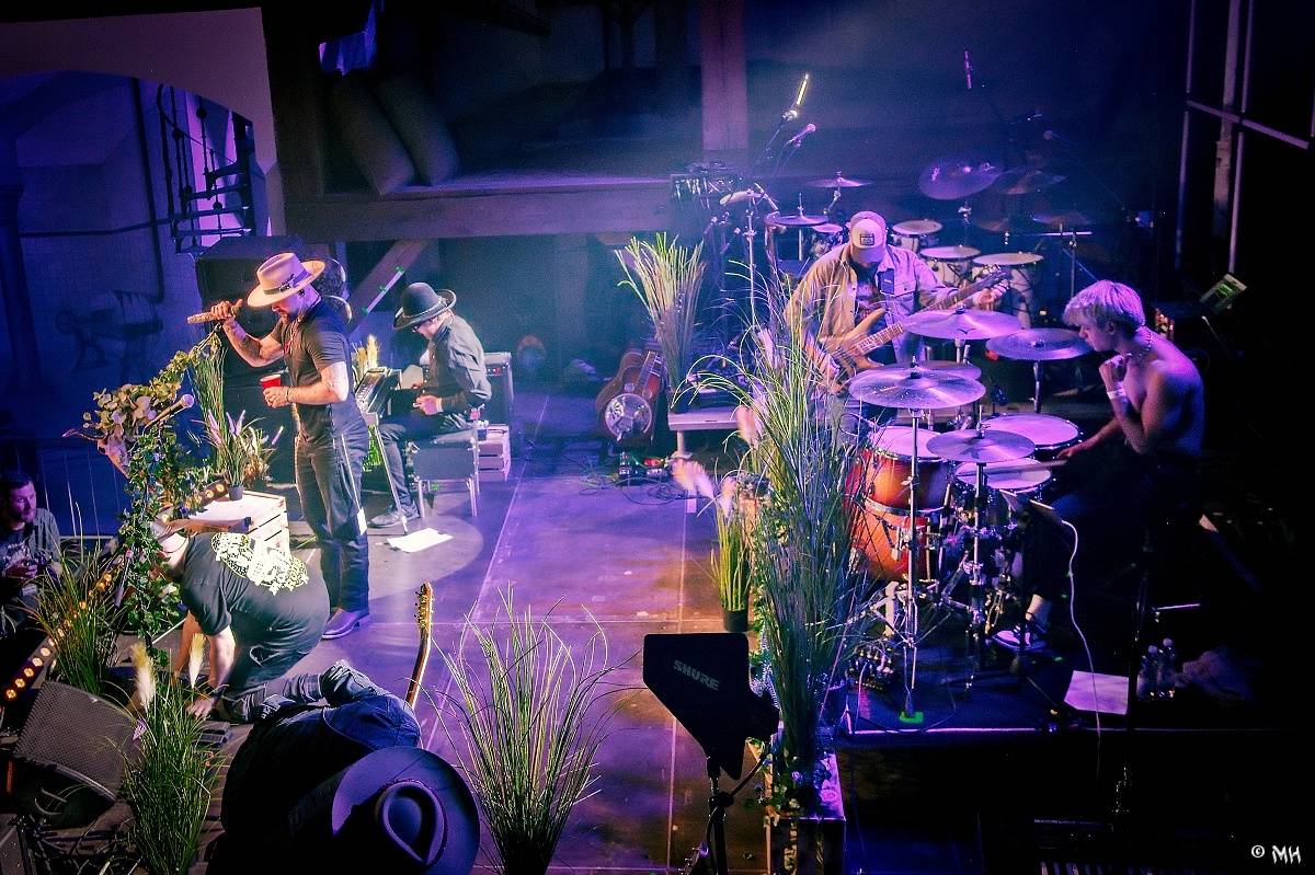 Žebřík oslavil Kristova léta s Rockovým Ježíšem Kamilem Střihavkou. Vystoupili také Marpo a Pan Lynx