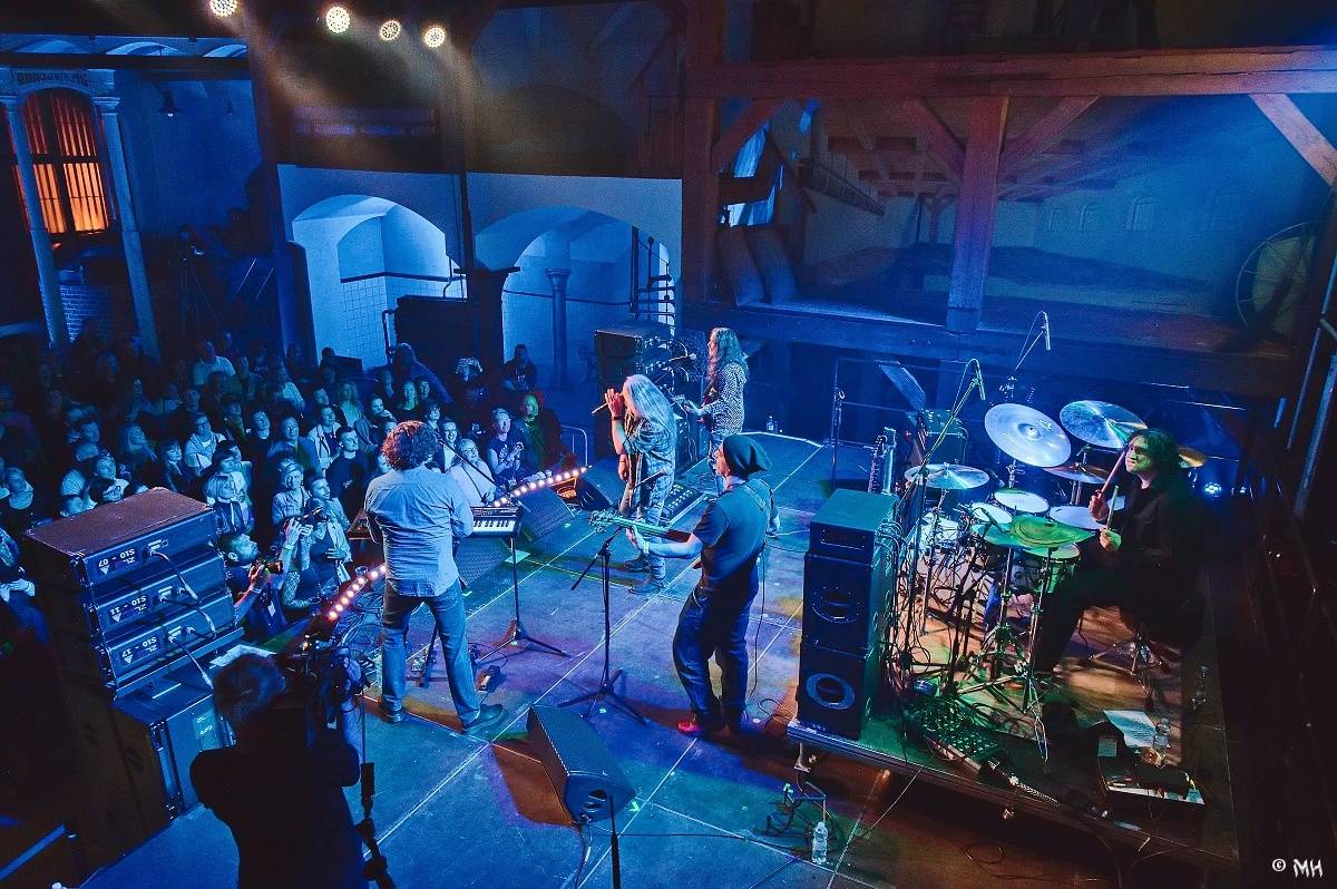 Žebřík oslavil Kristova léta s Rockovým Ježíšem Kamilem Střihavkou. Vystoupili také Marpo a Pan Lynx