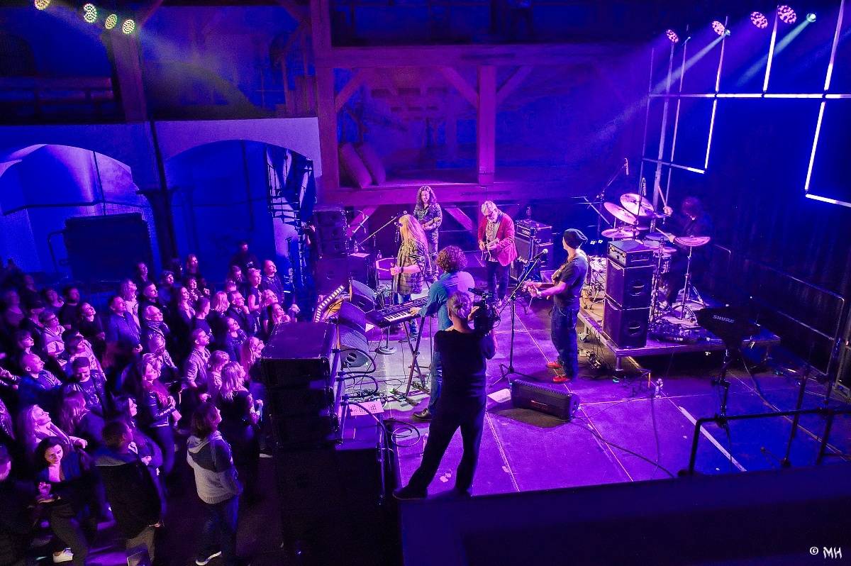 Žebřík oslavil Kristova léta s Rockovým Ježíšem Kamilem Střihavkou. Vystoupili také Marpo a Pan Lynx