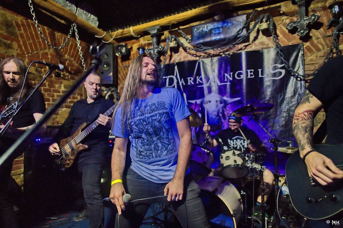 Noc plná metalu: Plzeňský Parlament přivítal Dark Angels, Search and Destroy a Elysium