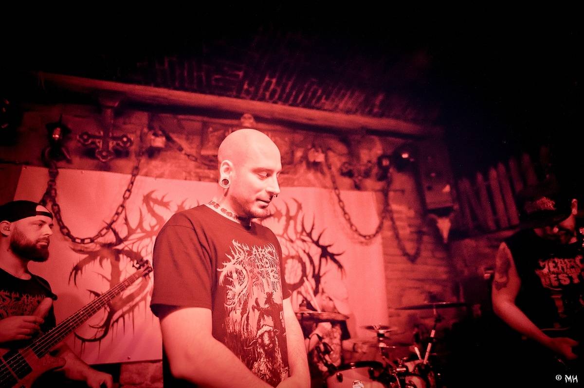 Noc plná metalu: Plzeňský Parlament přivítal Dark Angels, Search and Destroy a Elysium