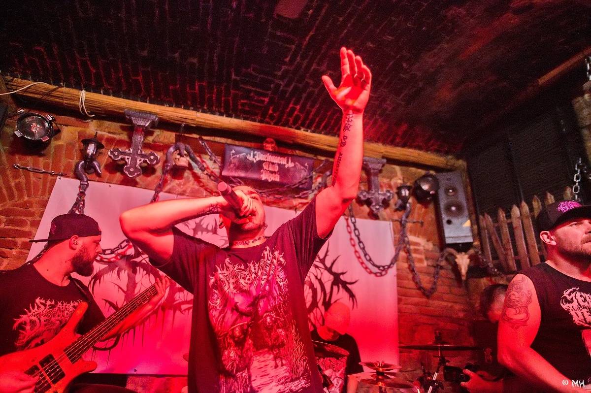 Noc plná metalu: Plzeňský Parlament přivítal Dark Angels, Search and Destroy a Elysium