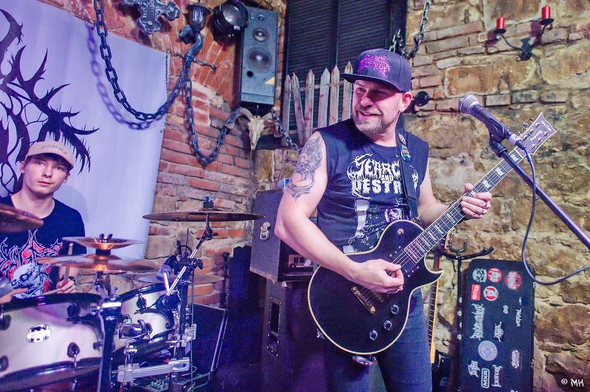 Noc plná metalu: Plzeňský Parlament přivítal Dark Angels, Search and Destroy a Elysium