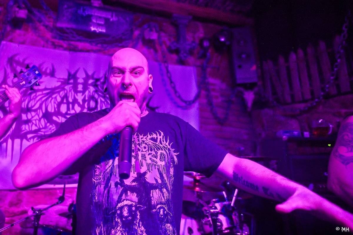 Noc plná metalu: Plzeňský Parlament přivítal Dark Angels, Search and Destroy a Elysium