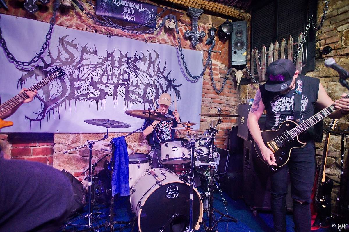 Noc plná metalu: Plzeňský Parlament přivítal Dark Angels, Search and Destroy a Elysium