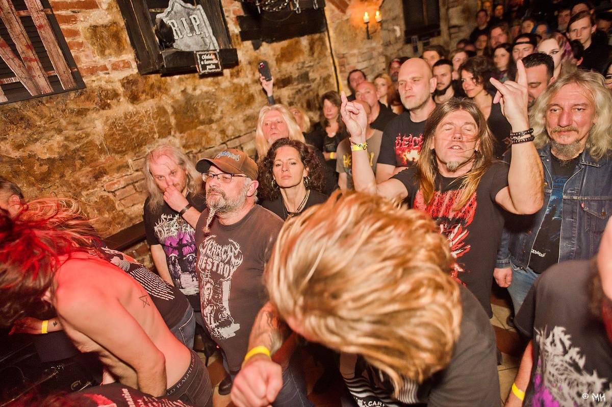 Noc plná metalu: Plzeňský Parlament přivítal Dark Angels, Search and Destroy a Elysium