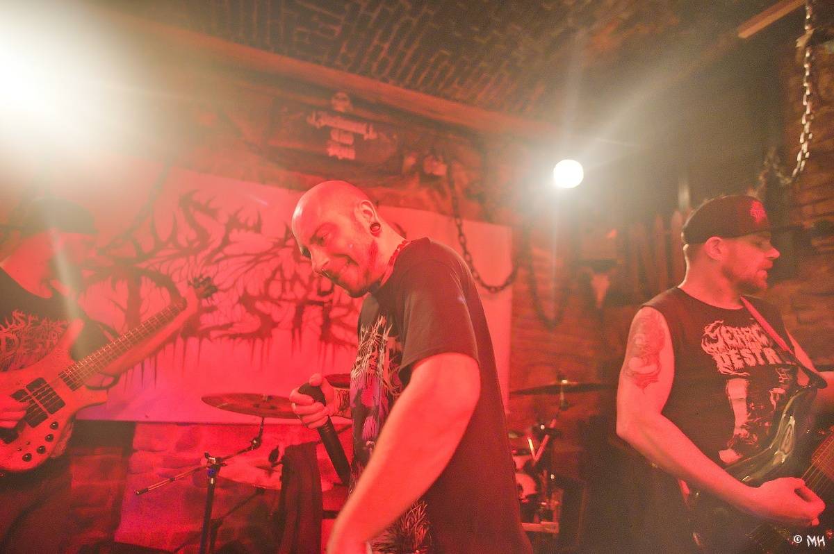 Noc plná metalu: Plzeňský Parlament přivítal Dark Angels, Search and Destroy a Elysium