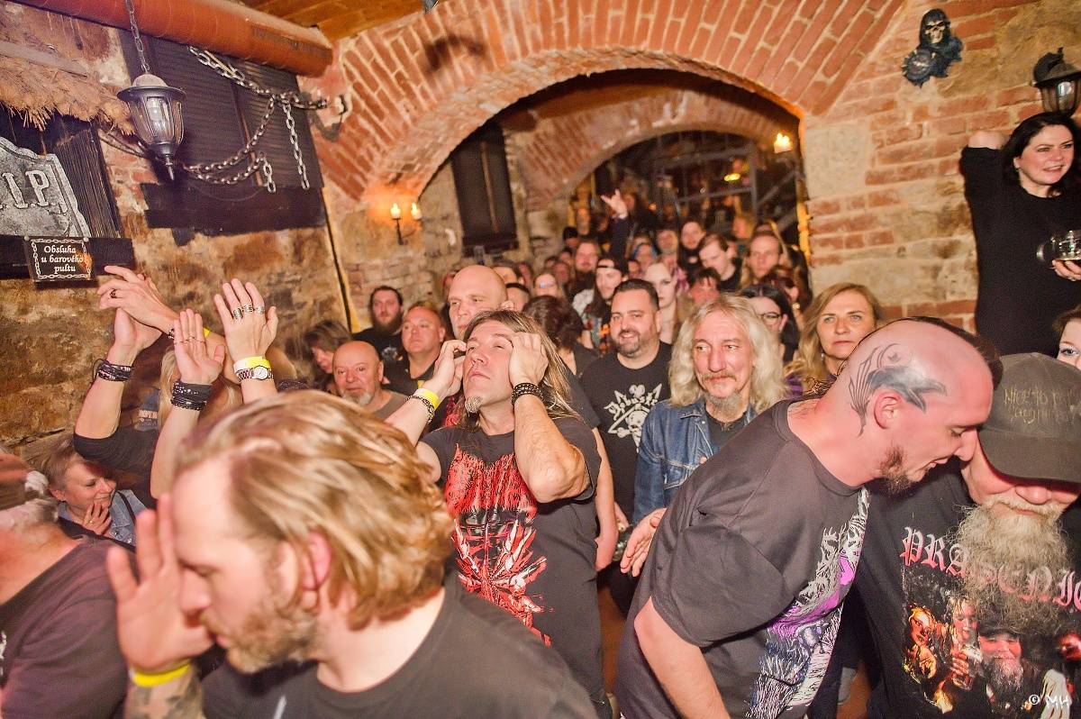 Noc plná metalu: Plzeňský Parlament přivítal Dark Angels, Search and Destroy a Elysium