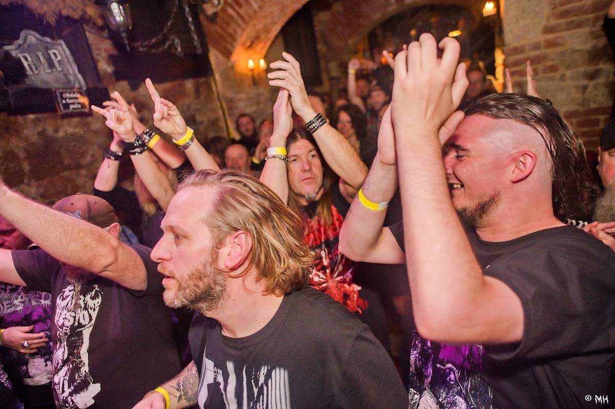 Noc plná metalu: Plzeňský Parlament přivítal Dark Angels, Search and Destroy a Elysium