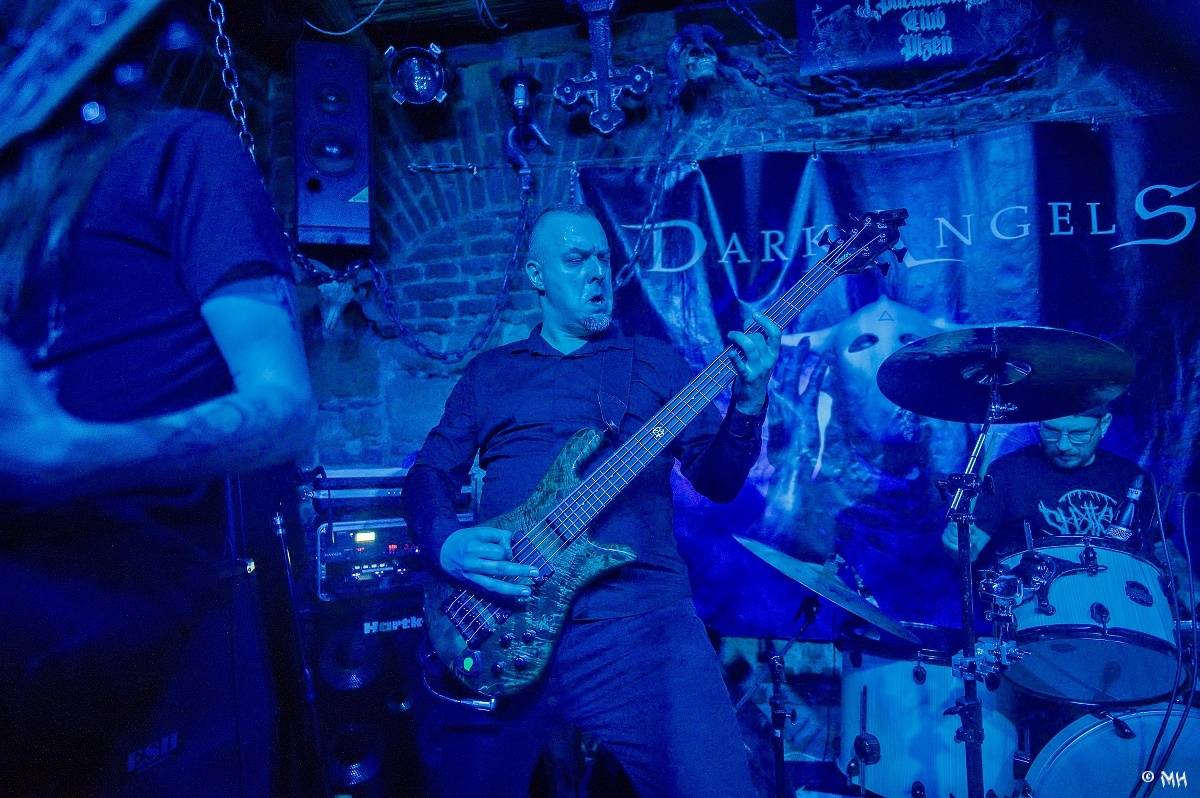 Noc plná metalu: Plzeňský Parlament přivítal Dark Angels, Search and Destroy a Elysium