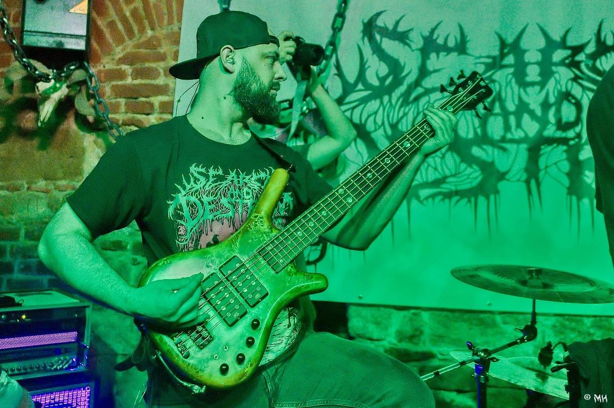 Noc plná metalu: Plzeňský Parlament přivítal Dark Angels, Search and Destroy a Elysium