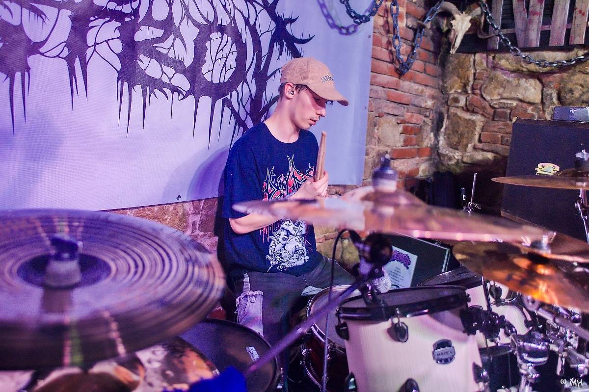 Noc plná metalu: Plzeňský Parlament přivítal Dark Angels, Search and Destroy a Elysium