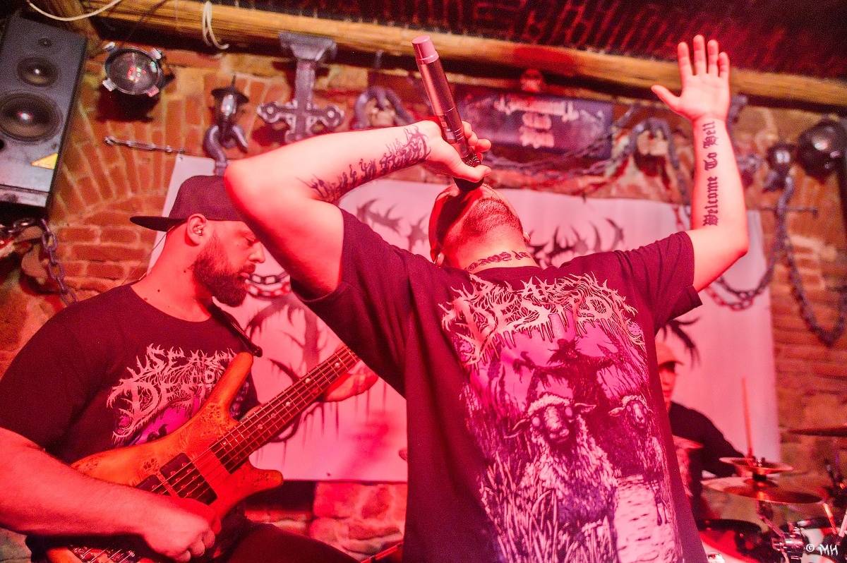 Noc plná metalu: Plzeňský Parlament přivítal Dark Angels, Search and Destroy a Elysium