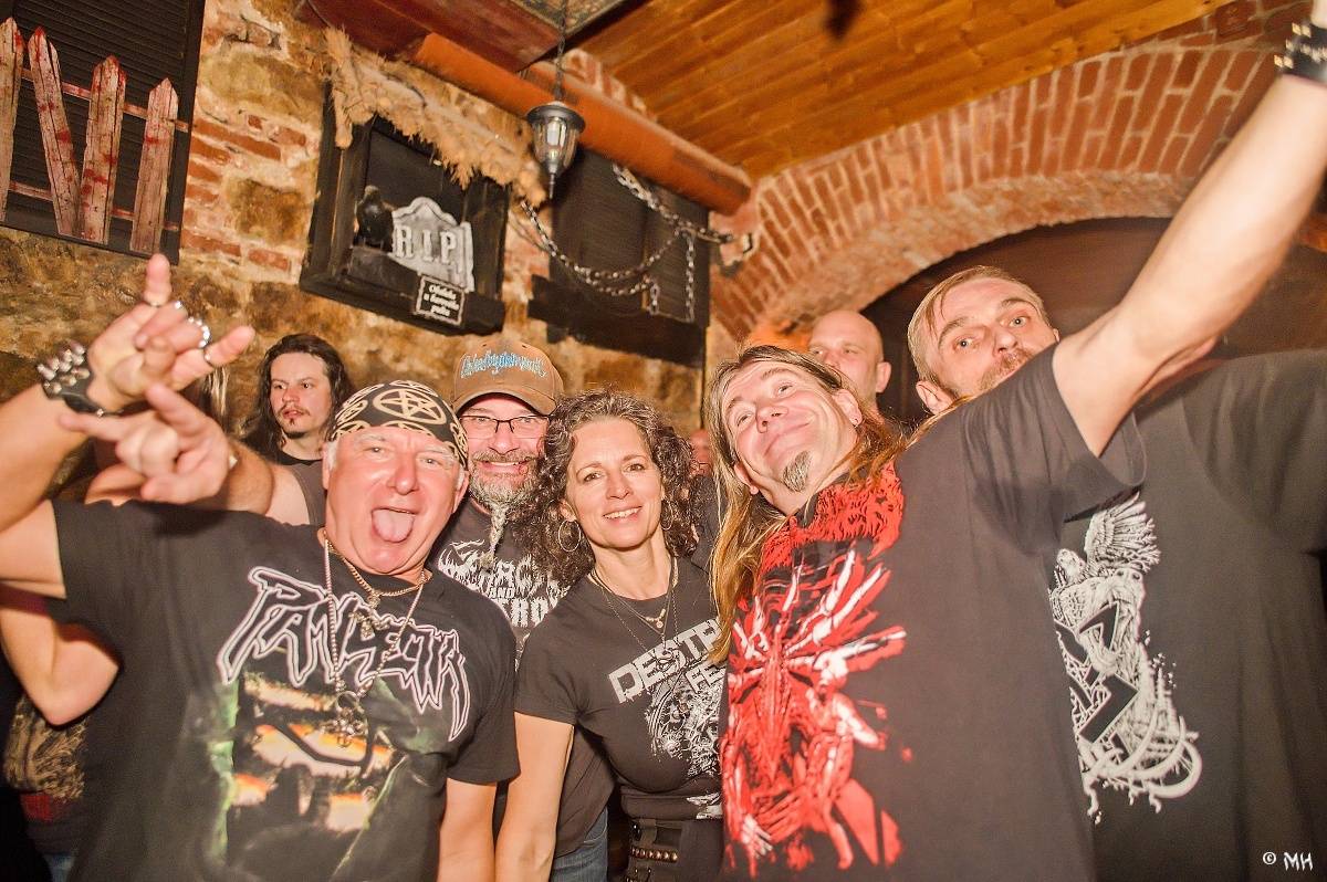 Noc plná metalu: Plzeňský Parlament přivítal Dark Angels, Search and Destroy a Elysium
