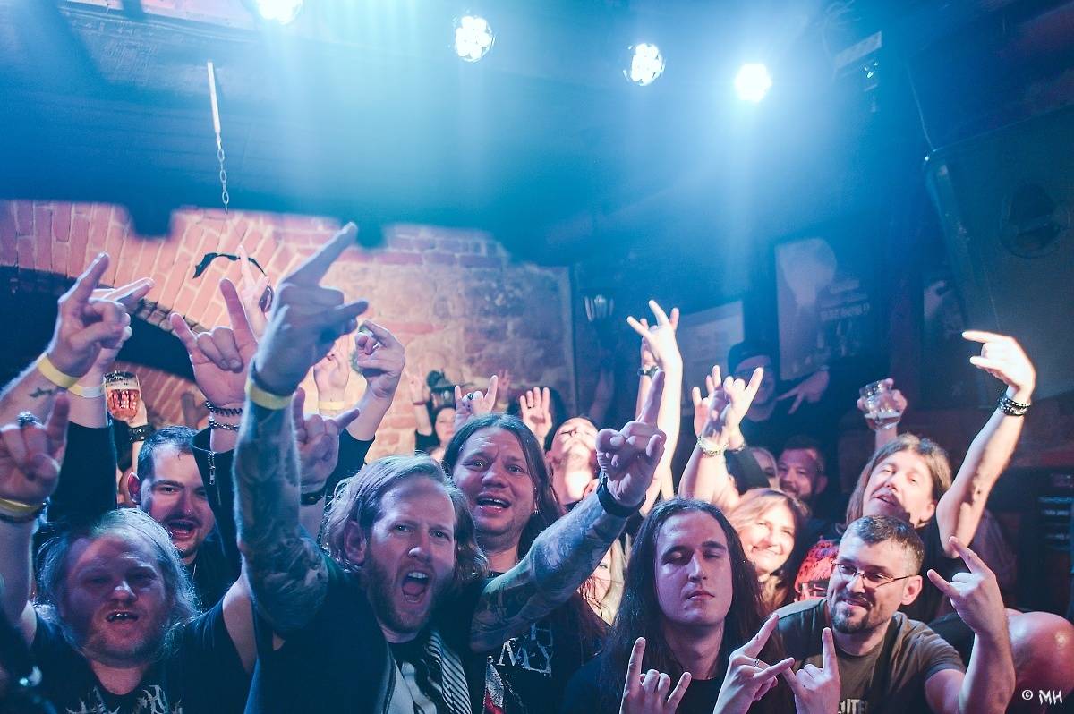 Noc plná metalu: Plzeňský Parlament přivítal Dark Angels, Search and Destroy a Elysium