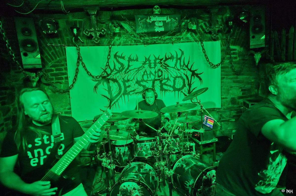 Noc plná metalu: Plzeňský Parlament přivítal Dark Angels, Search and Destroy a Elysium