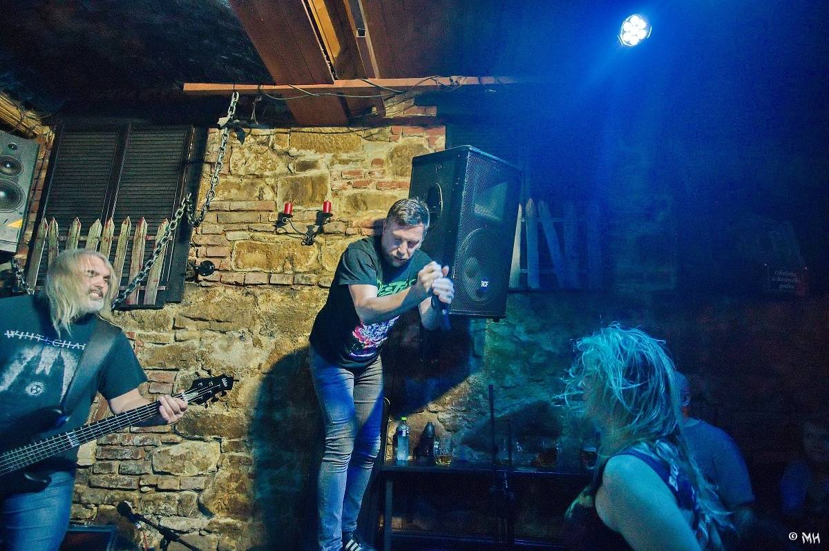 Noc plná metalu: Plzeňský Parlament přivítal Dark Angels, Search and Destroy a Elysium