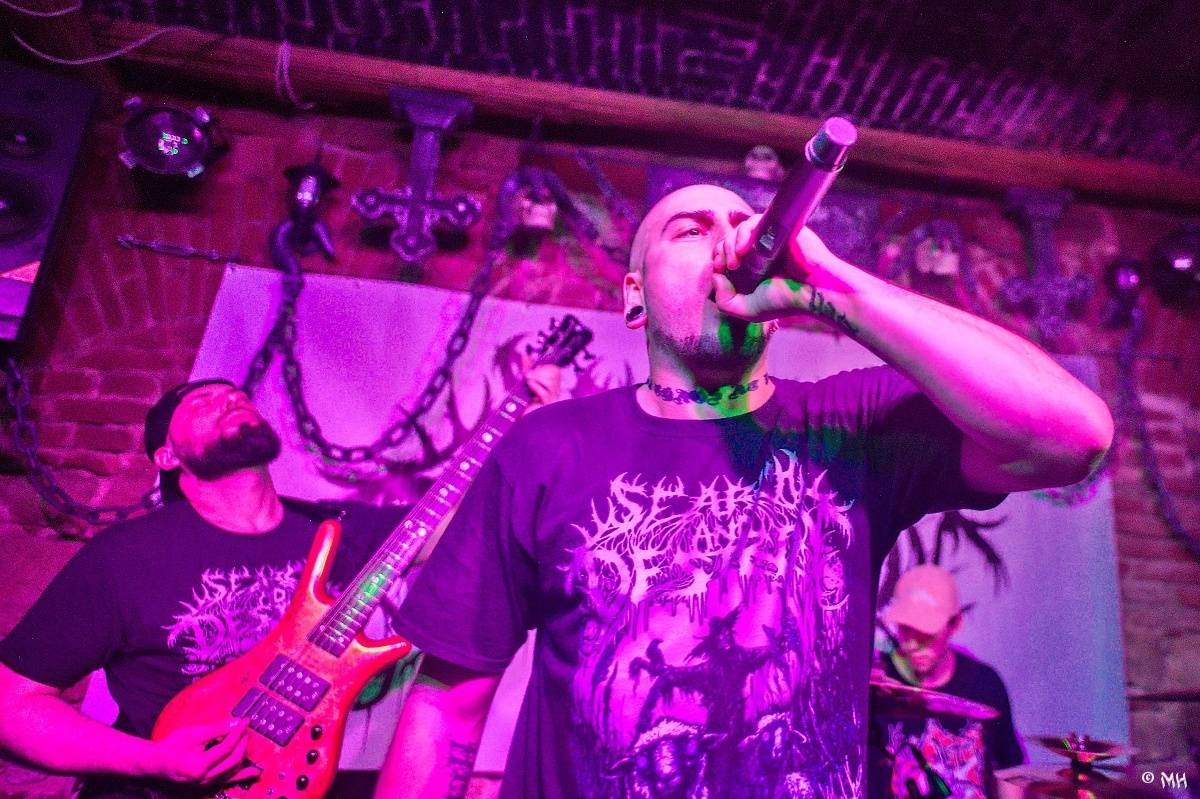 Noc plná metalu: Plzeňský Parlament přivítal Dark Angels, Search and Destroy a Elysium