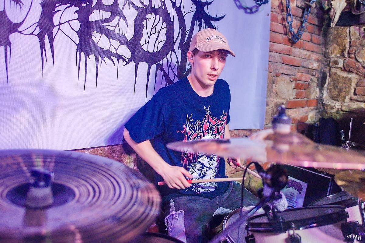 Noc plná metalu: Plzeňský Parlament přivítal Dark Angels, Search and Destroy a Elysium