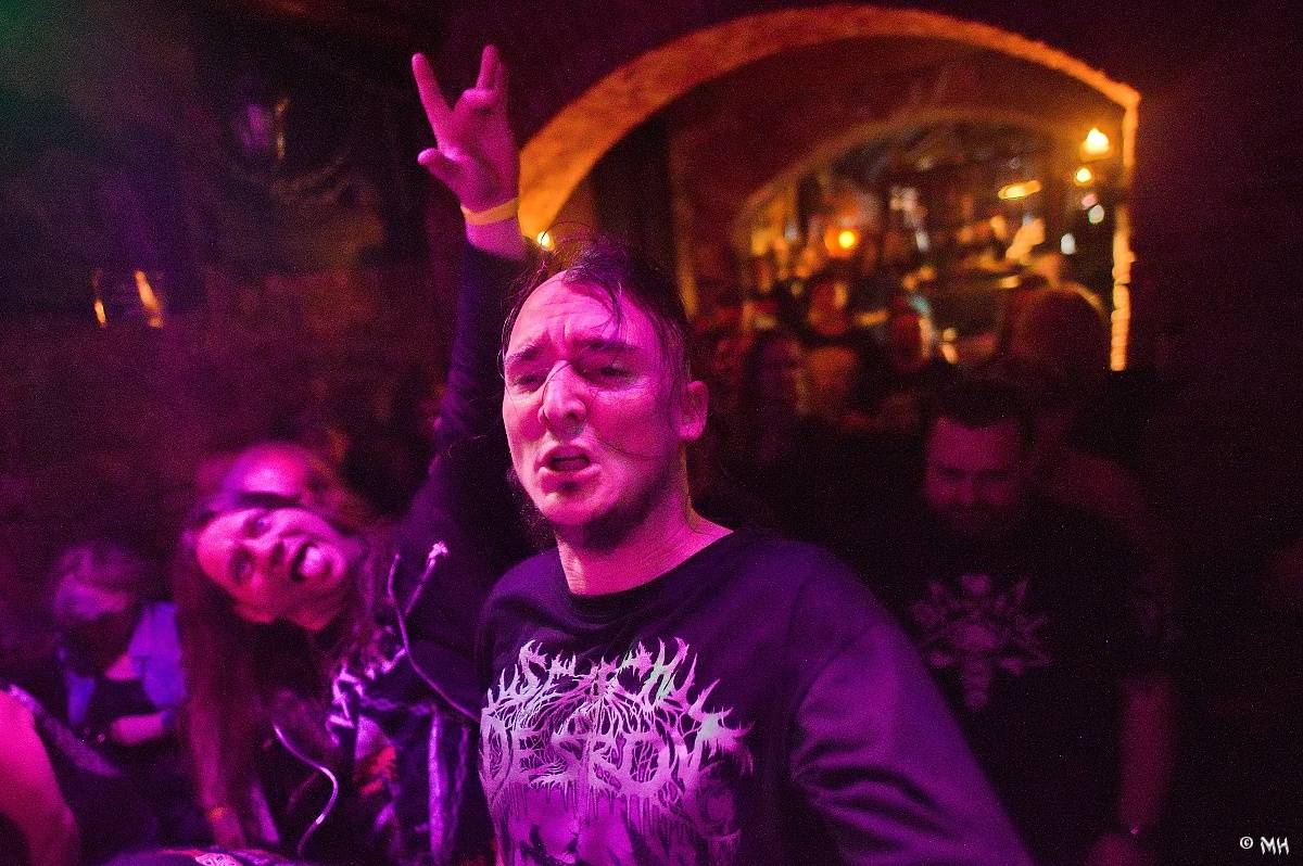 Noc plná metalu: Plzeňský Parlament přivítal Dark Angels, Search and Destroy a Elysium