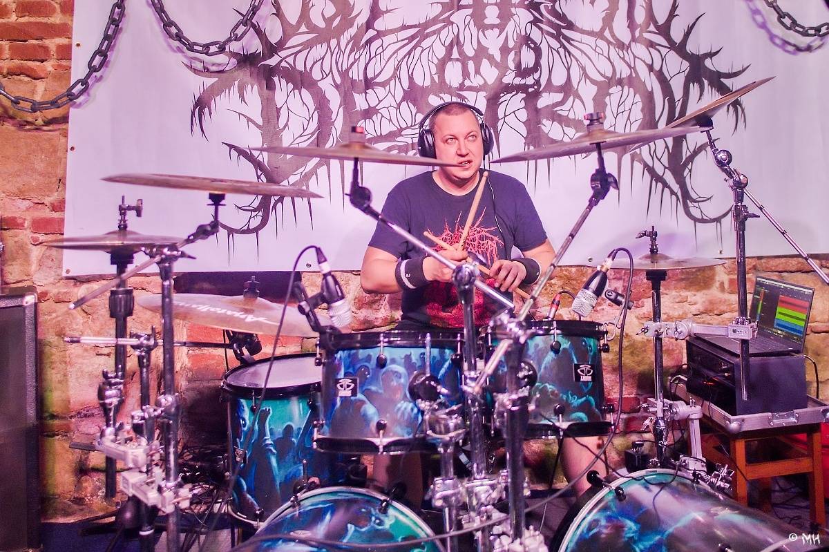 Noc plná metalu: Plzeňský Parlament přivítal Dark Angels, Search and Destroy a Elysium