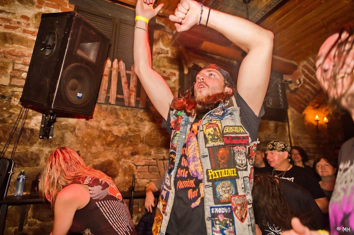 Noc plná metalu: Plzeňský Parlament přivítal Dark Angels, Search and Destroy a Elysium