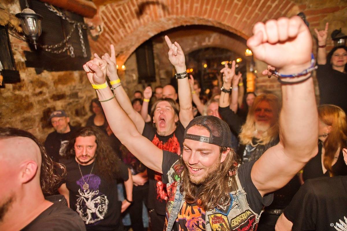 Noc plná metalu: Plzeňský Parlament přivítal Dark Angels, Search and Destroy a Elysium