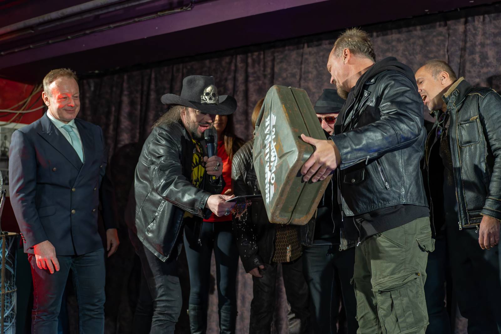 Olympic pokřtil nové album benzinem, kmotrem Bombarďáka se stala Lucie