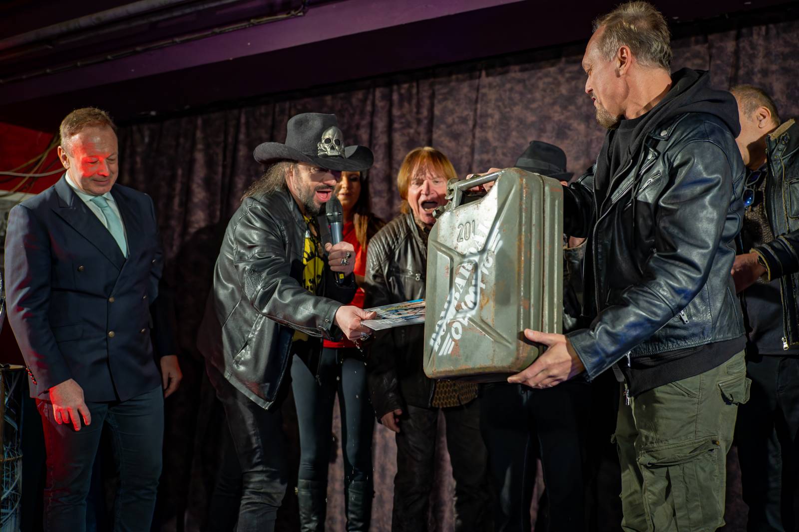 Olympic pokřtil nové album benzinem, kmotrem Bombarďáka se stala Lucie