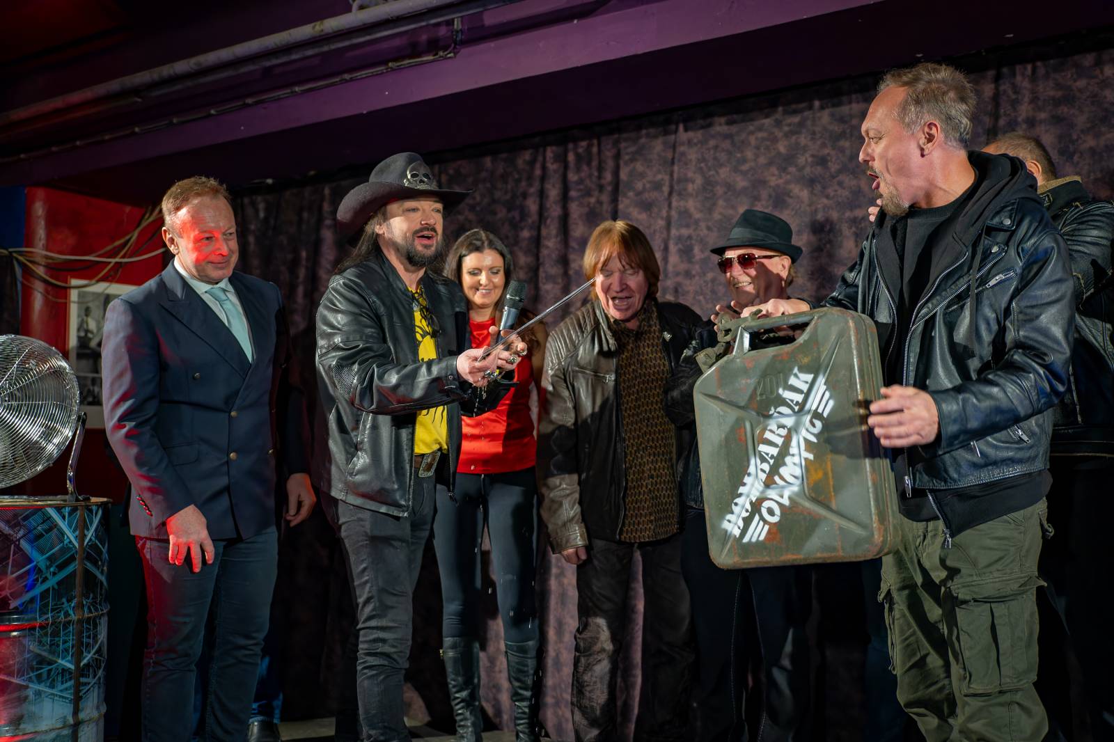 Olympic pokřtil nové album benzinem, kmotrem Bombarďáka se stala Lucie