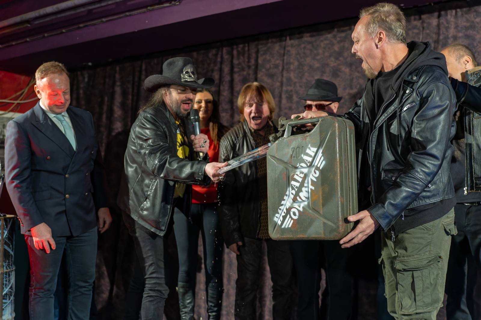 Olympic pokřtil nové album benzinem, kmotrem Bombarďáka se stala Lucie