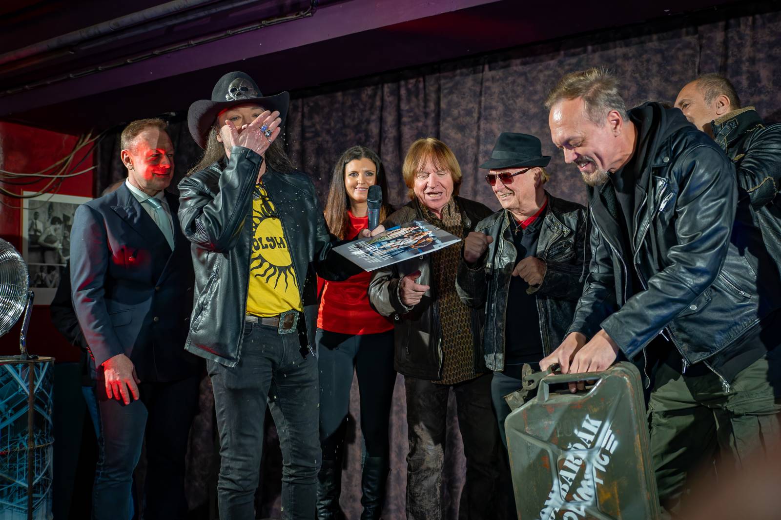 Olympic pokřtil nové album benzinem, kmotrem Bombarďáka se stala Lucie