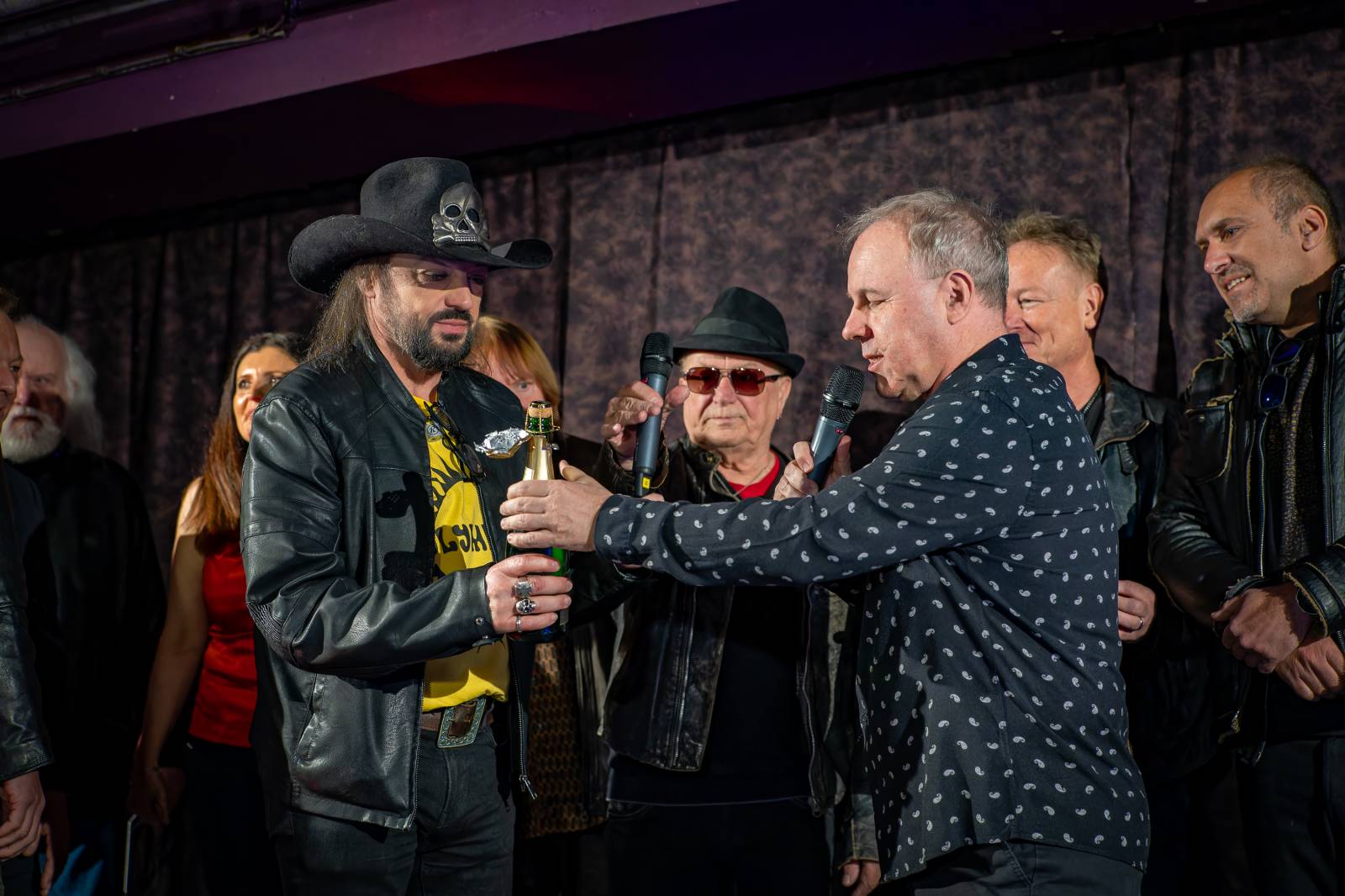 Olympic pokřtil nové album benzinem, kmotrem Bombarďáka se stala Lucie