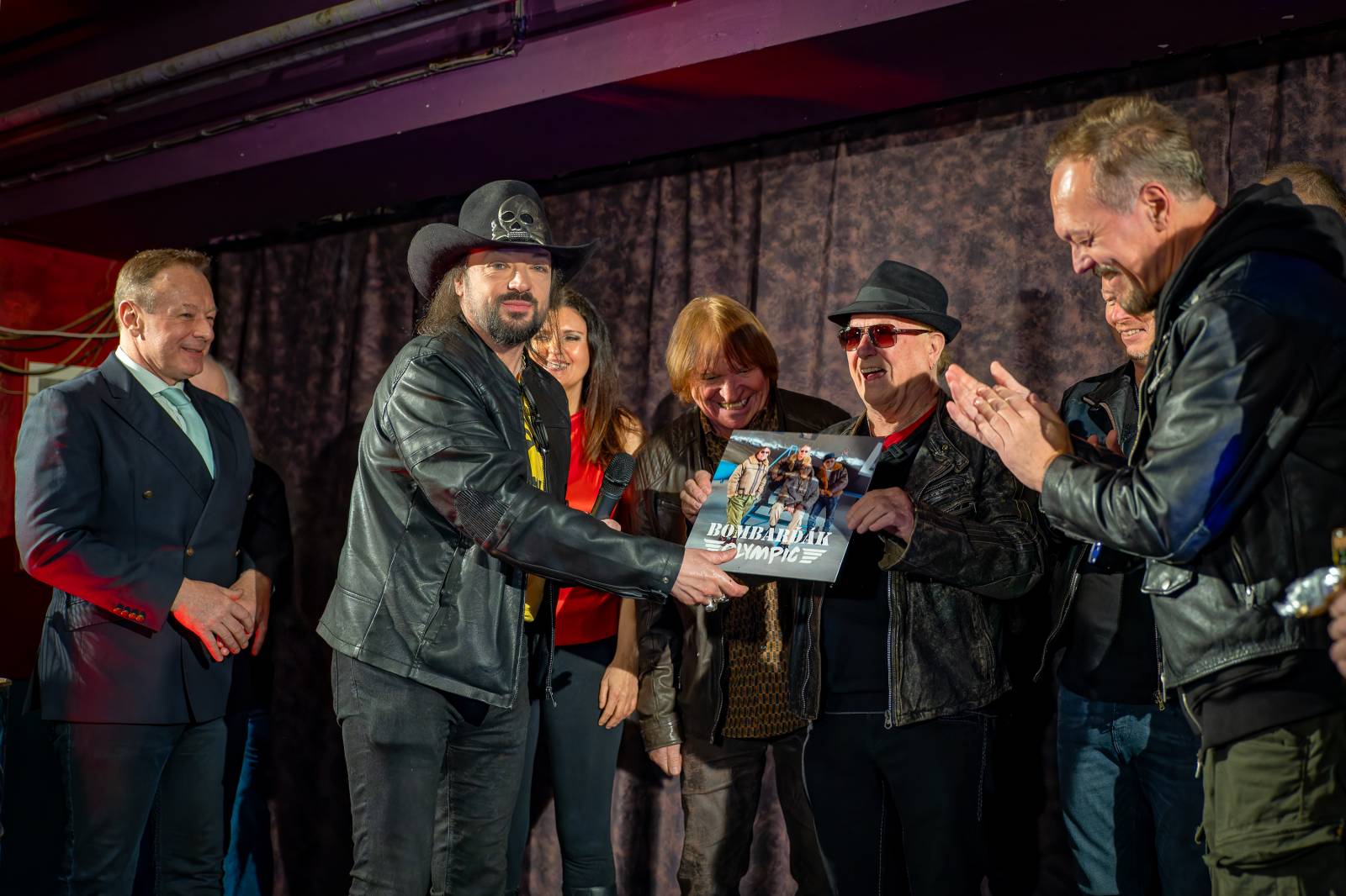 Olympic pokřtil nové album benzinem, kmotrem Bombarďáka se stala Lucie