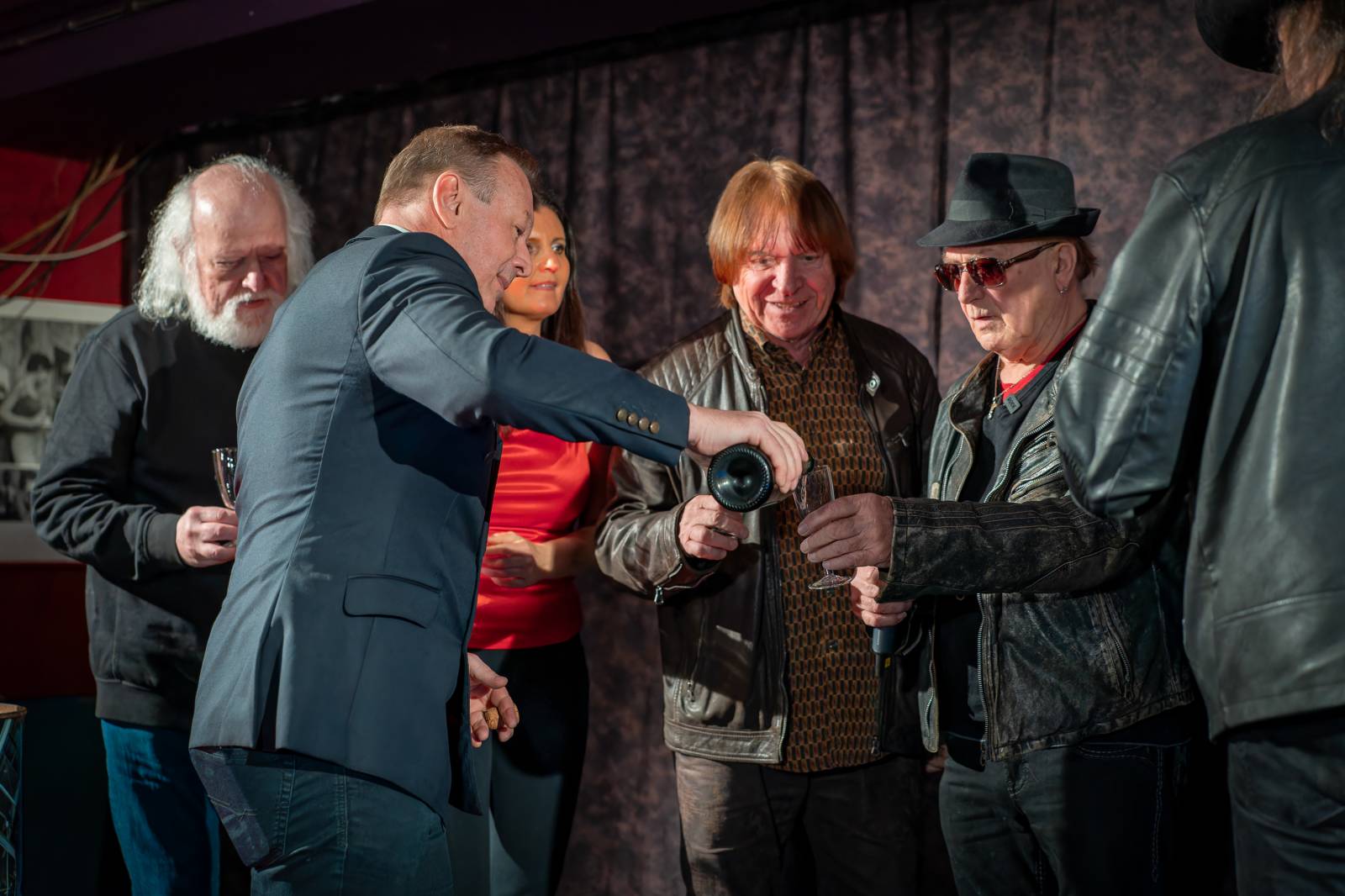 Olympic pokřtil nové album benzinem, kmotrem Bombarďáka se stala Lucie