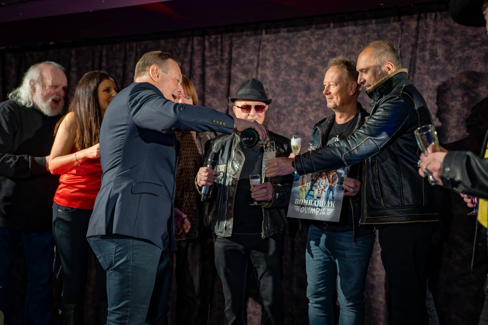 Olympic pokřtil nové album benzinem, kmotrem Bombarďáka se stala Lucie