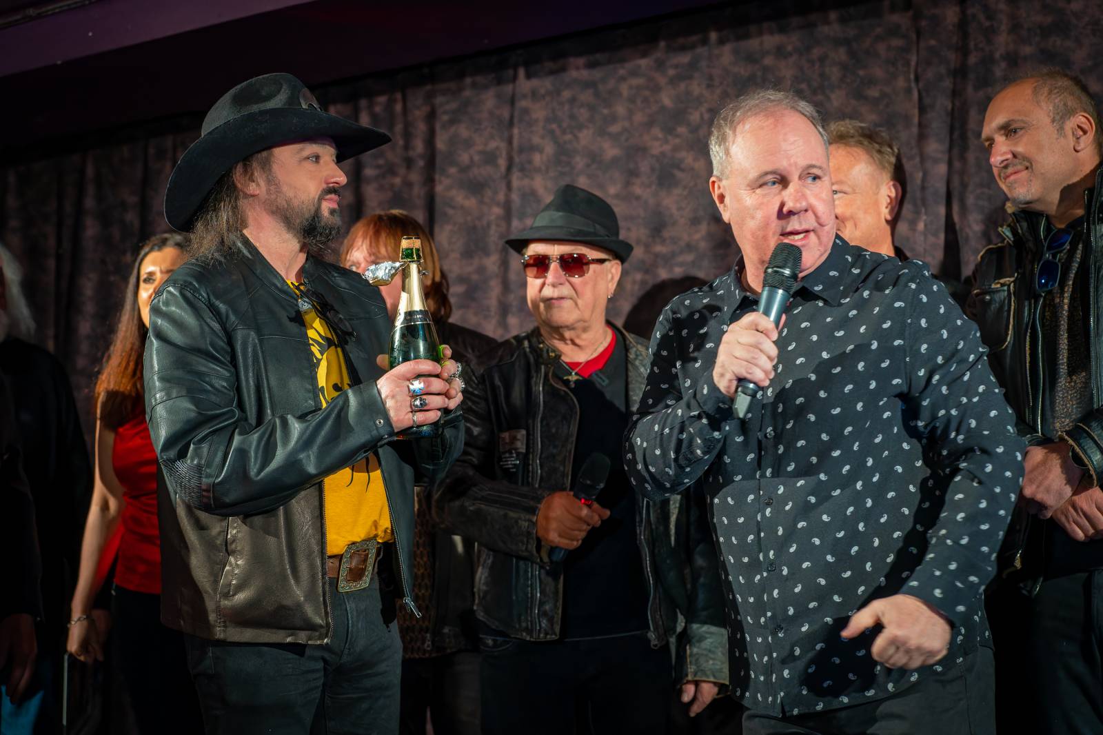 Olympic pokřtil nové album benzinem, kmotrem Bombarďáka se stala Lucie