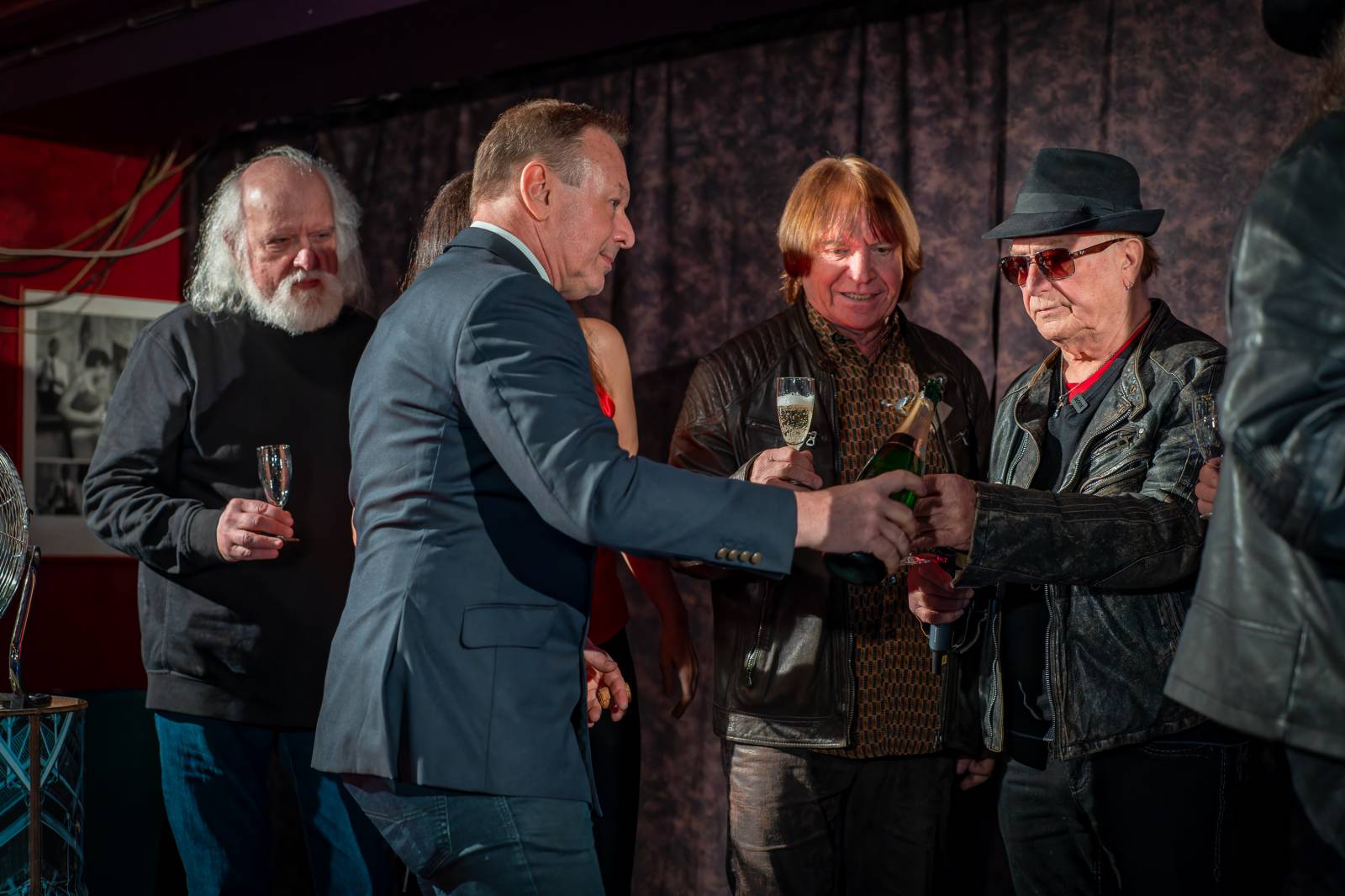 Olympic pokřtil nové album benzinem, kmotrem Bombarďáka se stala Lucie