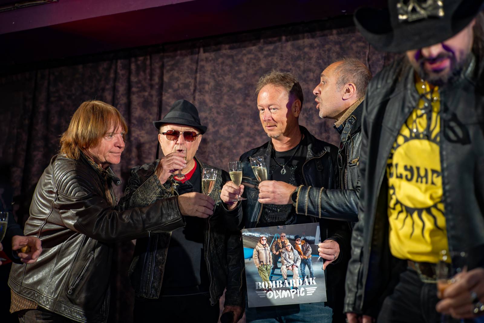 Olympic pokřtil nové album benzinem, kmotrem Bombarďáka se stala Lucie