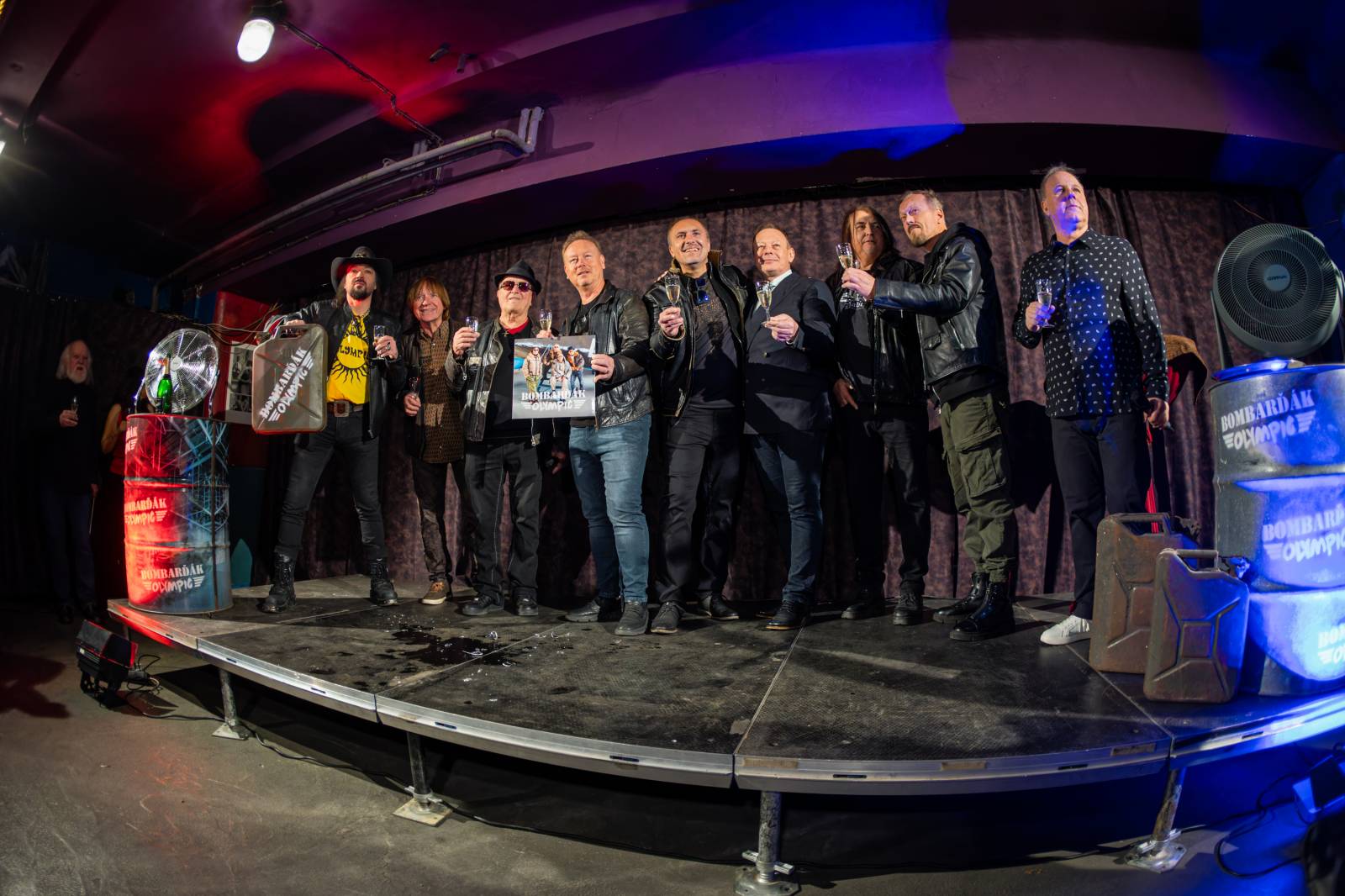 Olympic pokřtil nové album benzinem, kmotrem Bombarďáka se stala Lucie