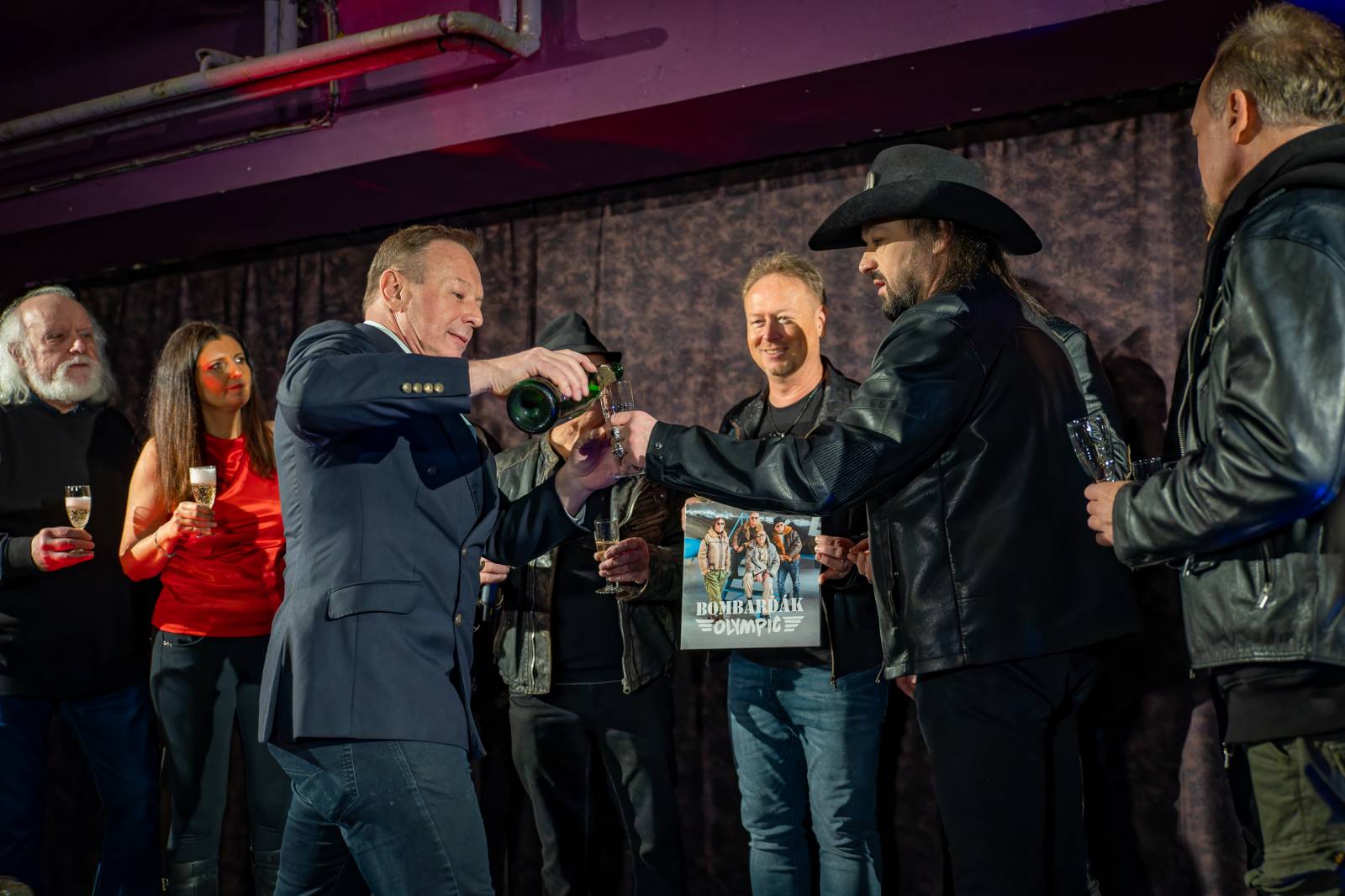 Olympic pokřtil nové album benzinem, kmotrem Bombarďáka se stala Lucie