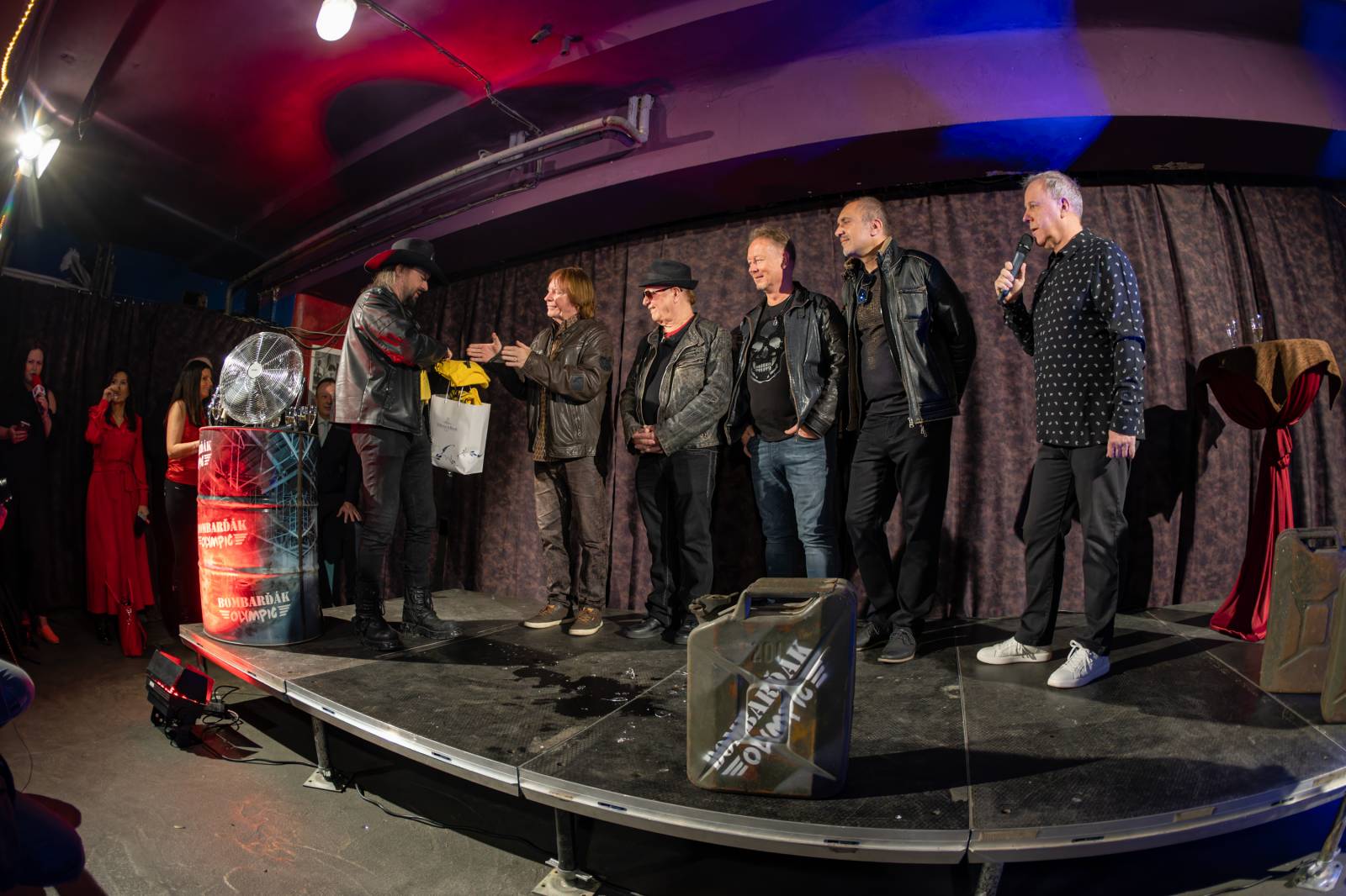 Olympic pokřtil nové album benzinem, kmotrem Bombarďáka se stala Lucie