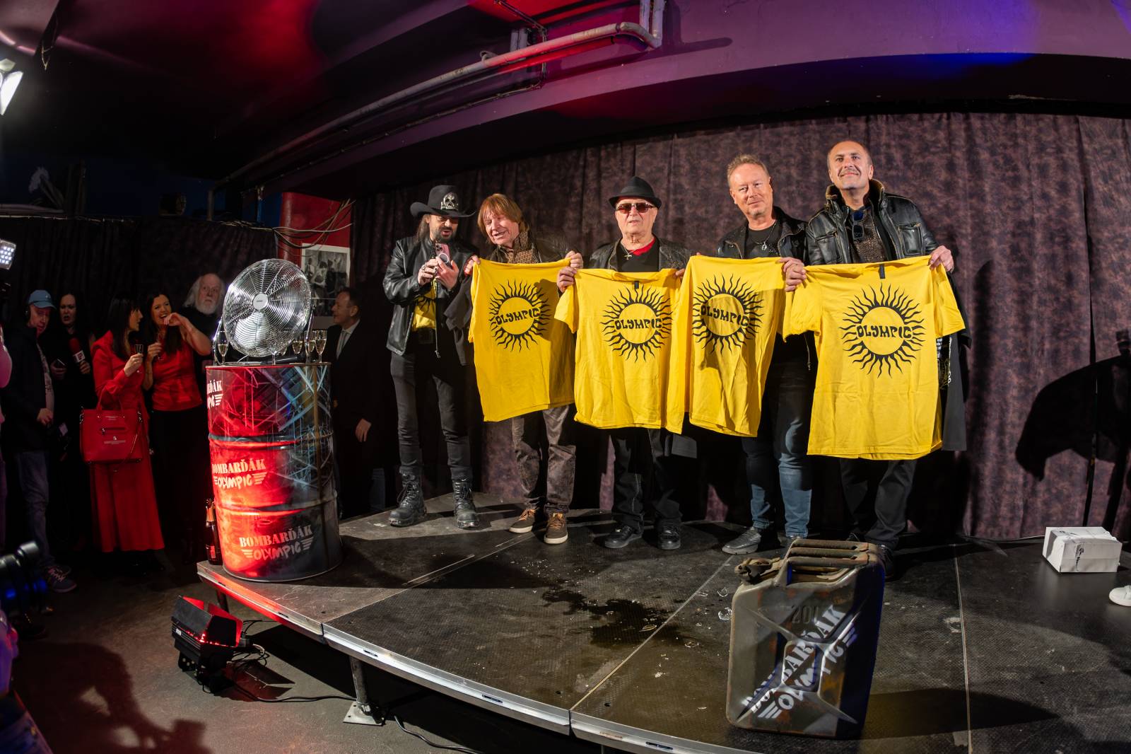 Olympic pokřtil nové album benzinem, kmotrem Bombarďáka se stala Lucie