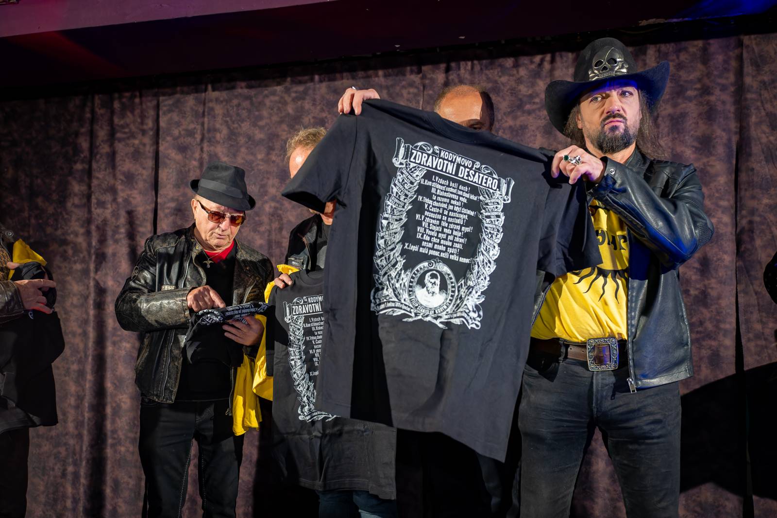 Olympic pokřtil nové album benzinem, kmotrem Bombarďáka se stala Lucie