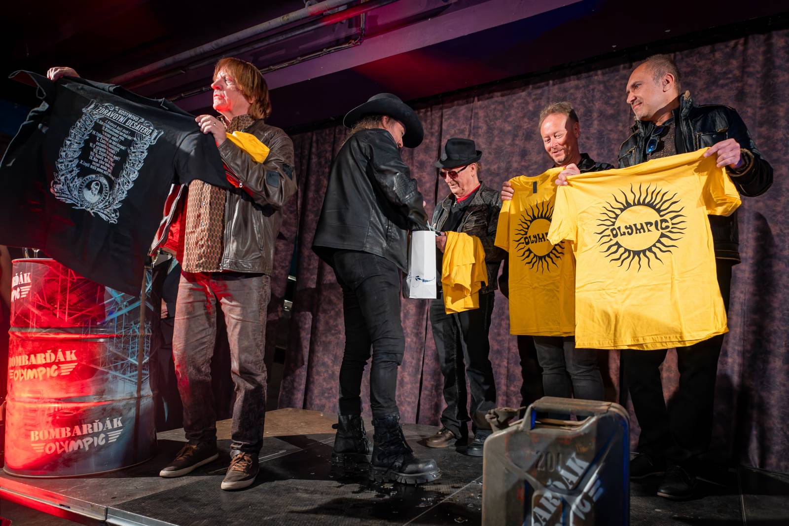 Olympic pokřtil nové album benzinem, kmotrem Bombarďáka se stala Lucie